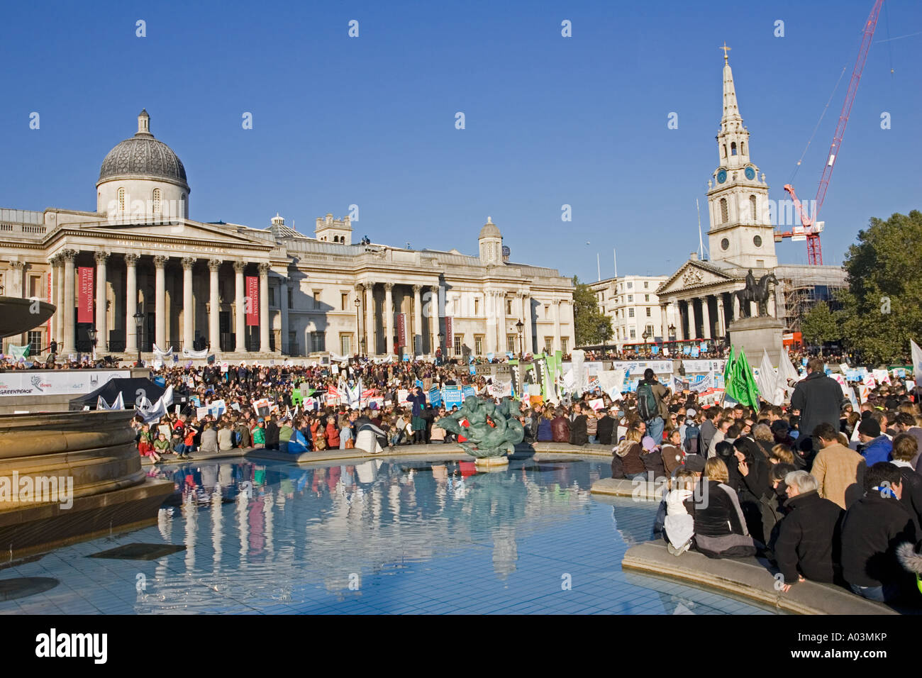 Fermare il cambiamento climatico il caos manifestanti Trafalgar Square Londra 2006 Foto Stock