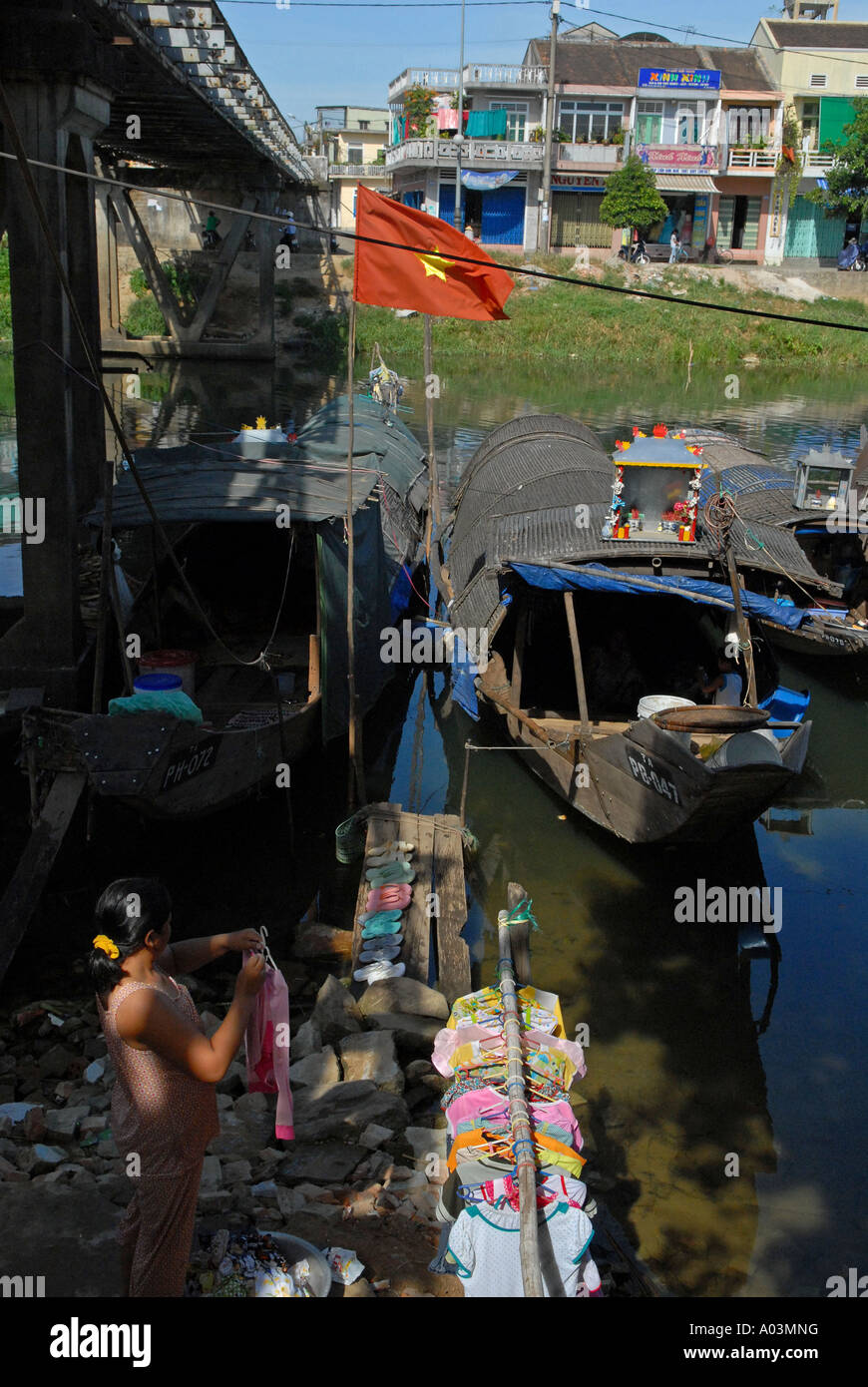 Hué povere persone che vivono in insediamenti Sampans si trova sulle rive di un canale che conduce al fiume Perfume Vietnam Foto Stock