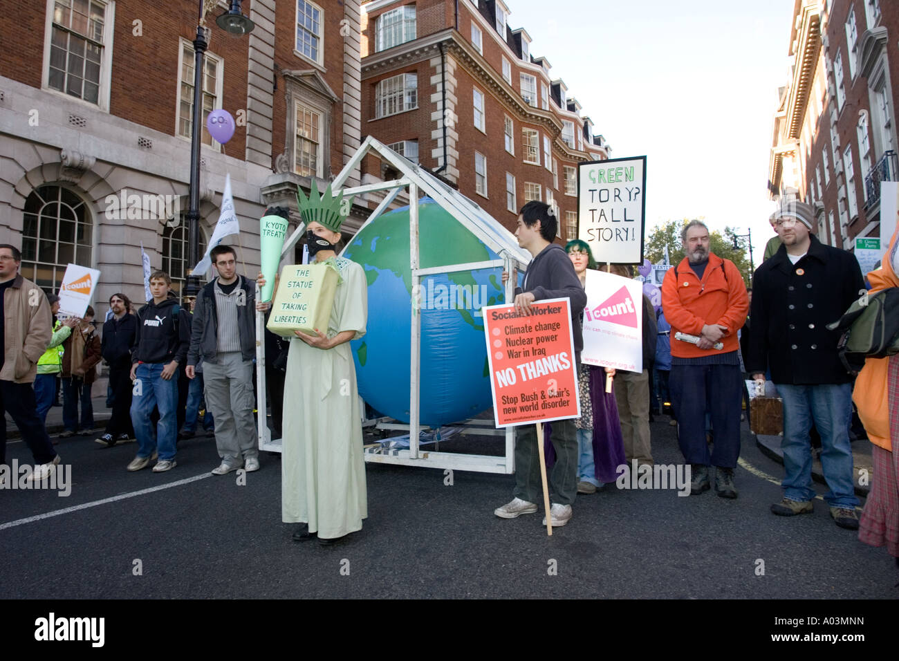 Fermare il cambiamento climatico manifestanti che trasportano il Pianeta Terra in serra Stop caos climatico Rally Londra 2006 Foto Stock