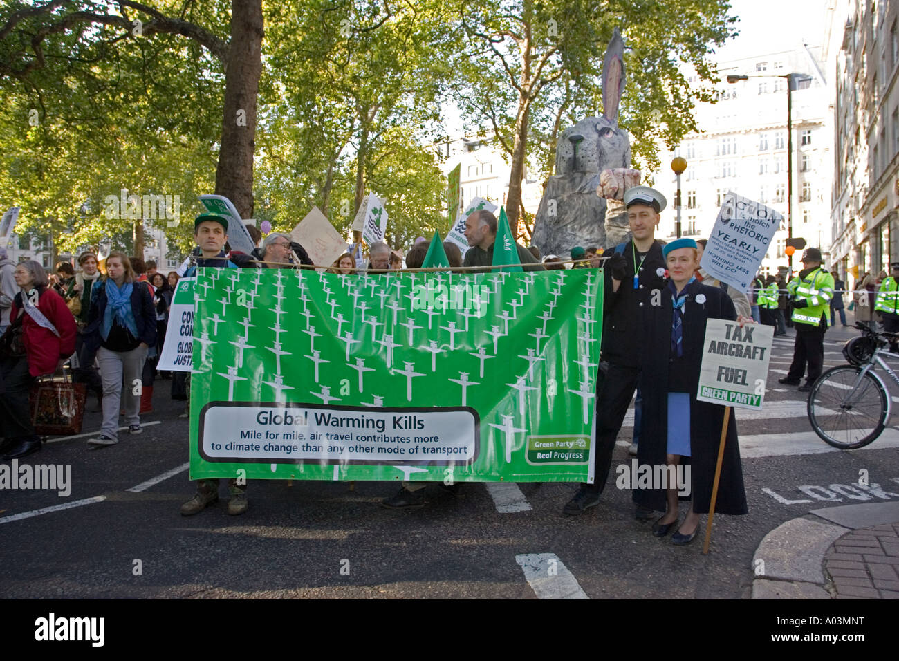 Manifestanti hanno marciato con il riscaldamento globale uccide banner e imposta il carburante per aeromobili cartelloni Stop caos climatico Rally Londra 2006 Foto Stock