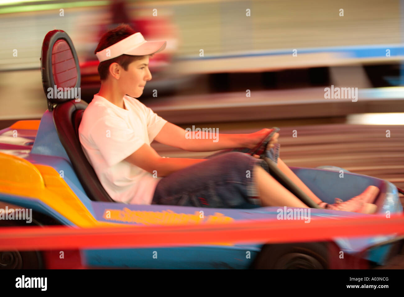 Giovane ragazzo in sella a un kart Foto Stock