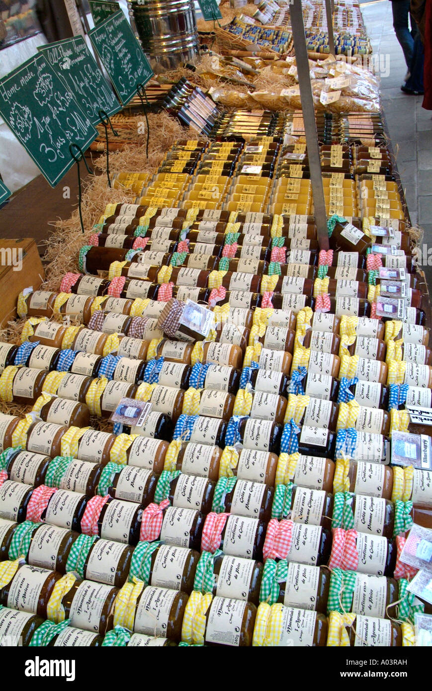 Vasetto di marmellata di preservare bottlemarket retail locale di stallo in casa dolce zucchero ribes marmellata apple stack di Riga Bottiglia di vetro la vite Foto Stock