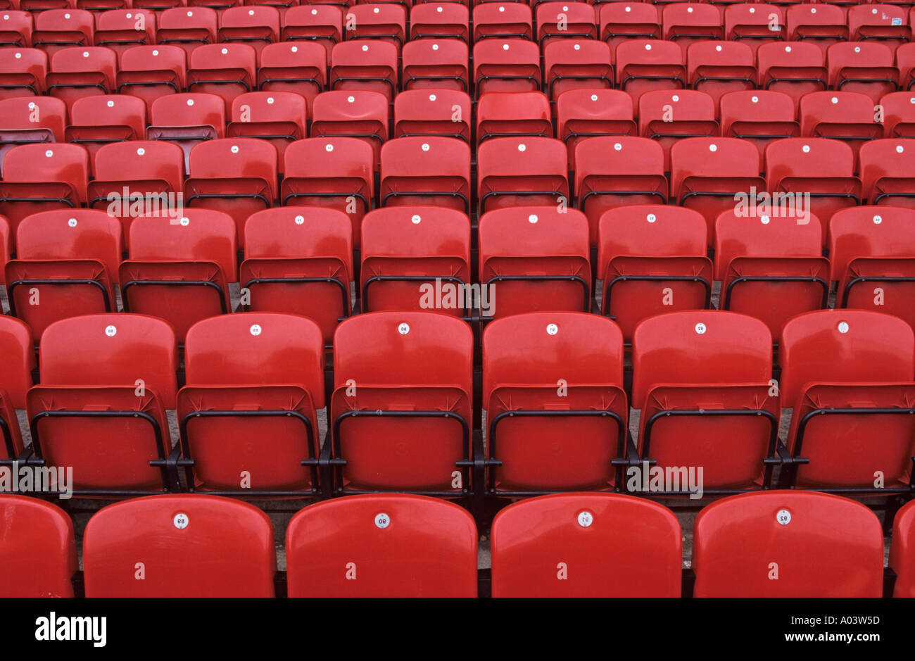 Posti a sedere vuoti per lo stadio di football Watford Hertfordshire Foto Stock