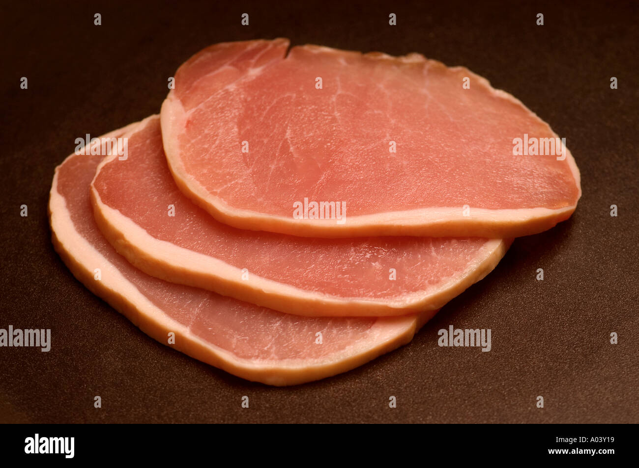 3 bistecche di carne arrosto di manzo esperimento di cucinare la carne cruda Foto Stock