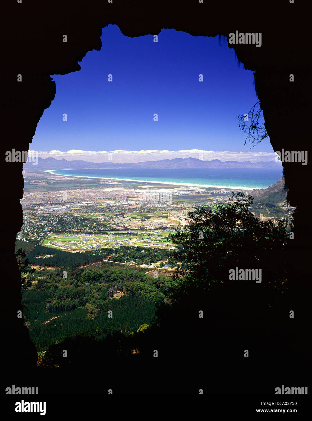 La vista dal di elefante Grotta degli occhi che mostra False Bay e la periferia sud di Città del Capo in Sud Africa. Foto Stock