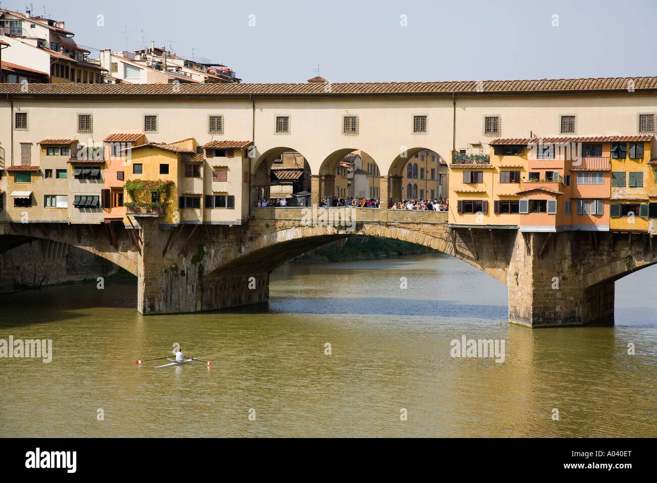 Vogatore in scull righe sotto il Ponte Vecchio sul fiume Arno Firenze Italia  Foto stock - Alamy