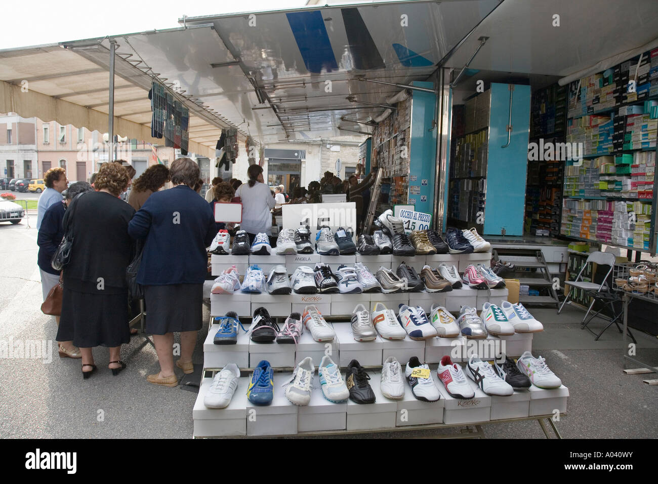 Le donne italiane shop per scarpe nuove sul mercato settimanale Marsciano PG Foto Stock