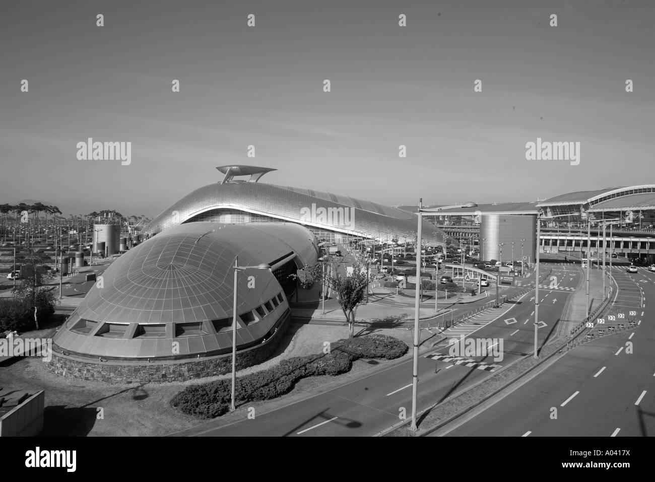 Corea del Sud - Seoul sole di mattina delle luci in acciaio lucido e vetro esterno della stazione ferroviaria che al completamento della Foto Stock