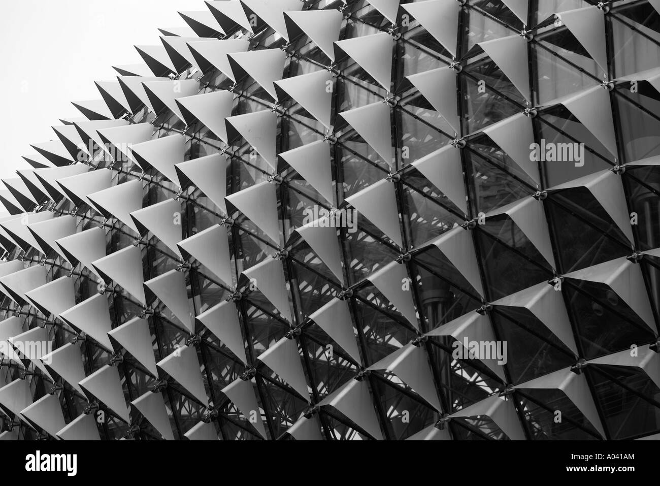 Asia Singapore vista esterna dei Teatri Esplanade sulla Baia edificio lungo Marina Bay Foto Stock