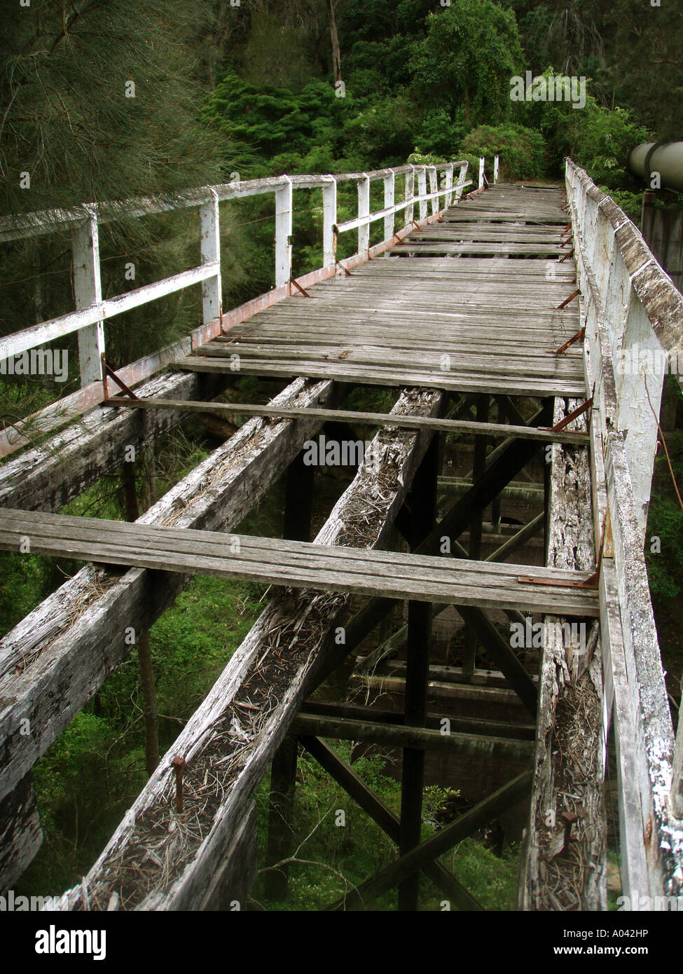 Un marciume e abbandonato ponte di legno per nulla Foto Stock