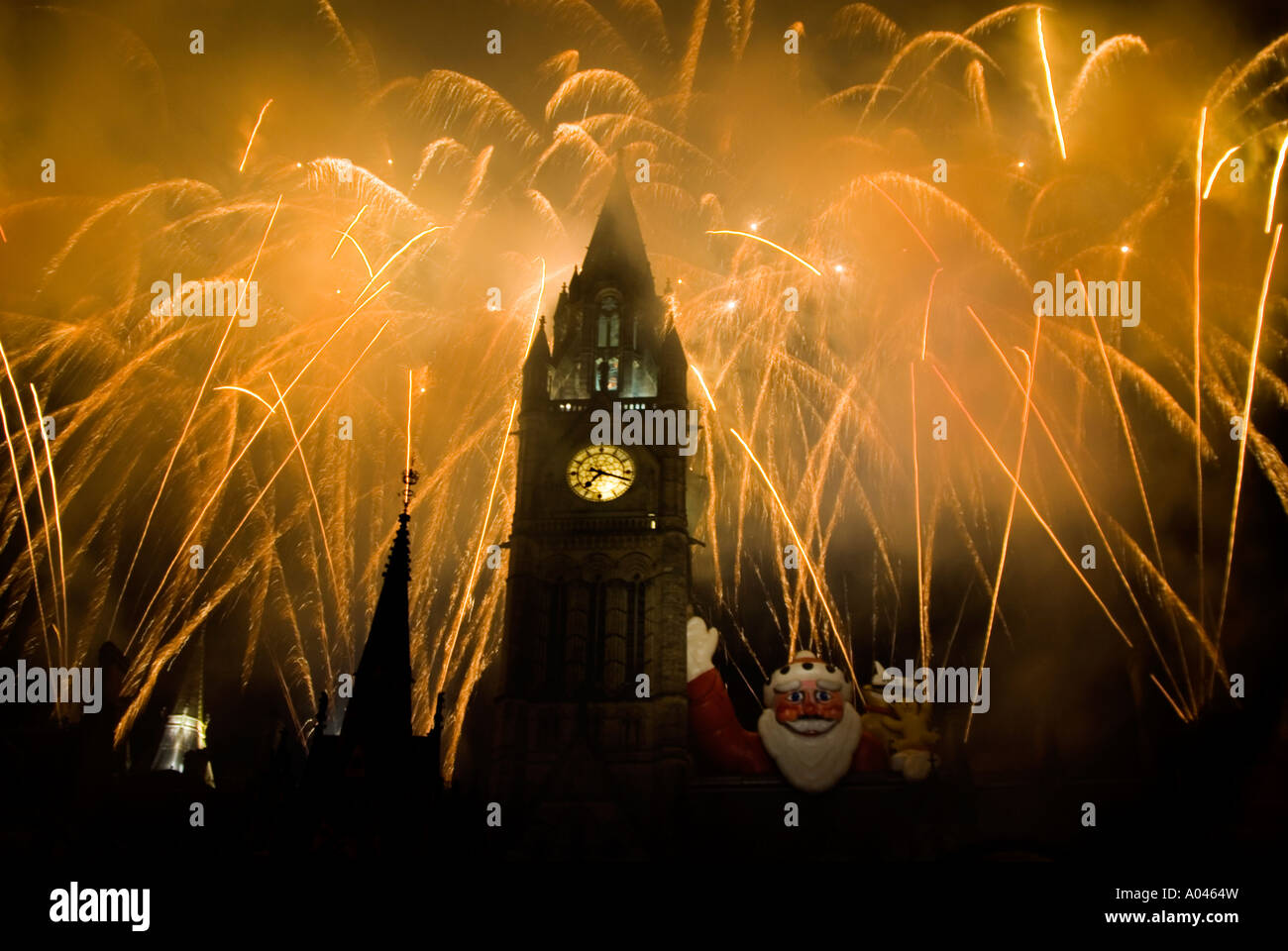 Manchester Town Hall per celebrare il Natale con fuochi d'artificio giallo Foto Stock