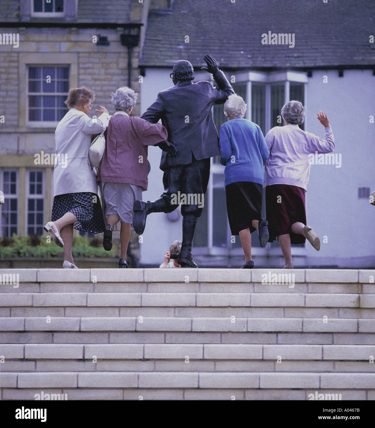 Le donne anziane con Eric Morecambe statua, Morecambe, Lancashire, Inghilterra. Foto Stock