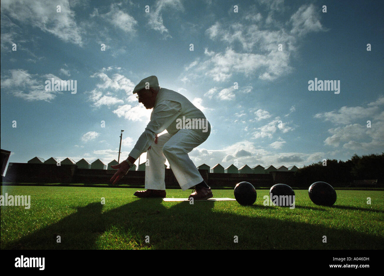 Giocatore di bocce Arthur Upscombe 97 anni di Hove bowls club in vicino di giocare in una sera d'estate Foto Stock