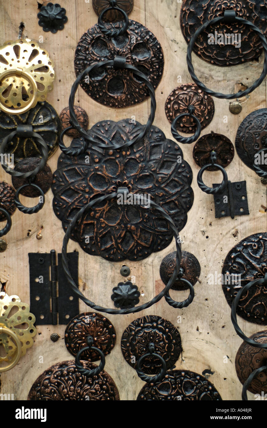 Maniglie delle porte sul display al di fuori di una ferramenta Sarajevo in Bosnia Erzegovina Europa orientale Foto Stock