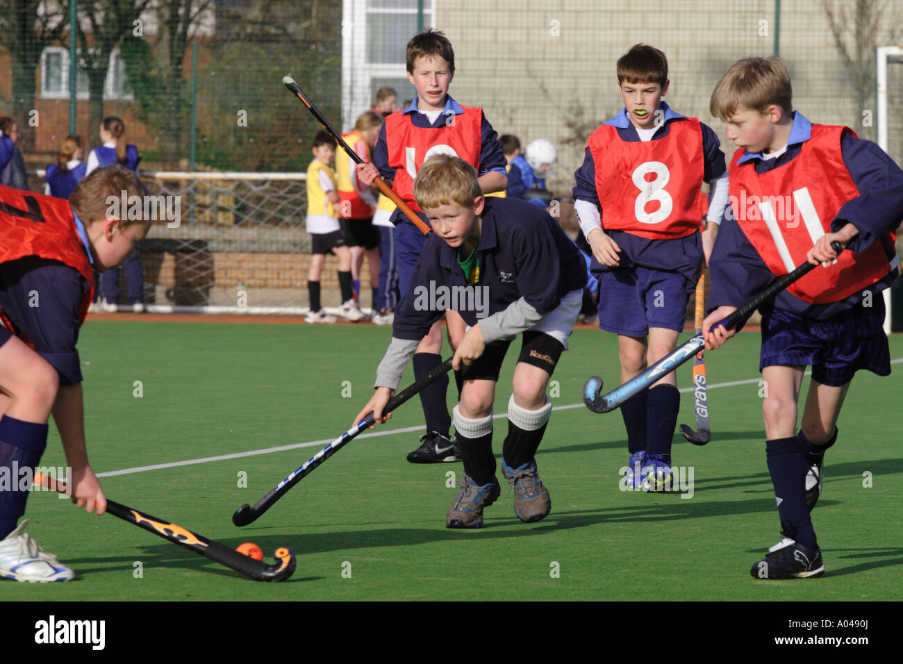 Ragazzo scuola campo partita di hockey su ghiaccio Foto Stock