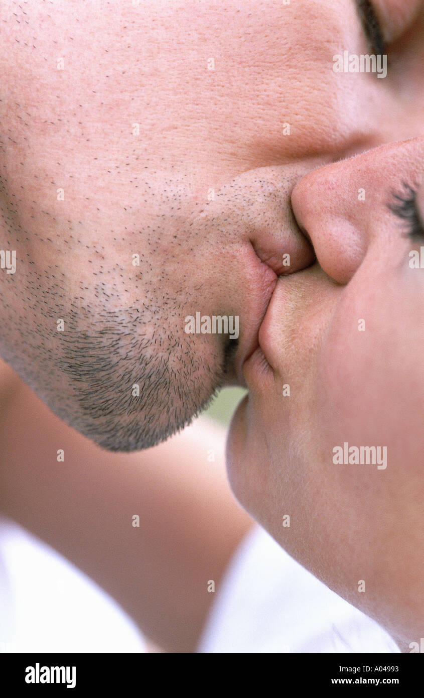 Close up ritratto di una giovane coppia di baciare Foto Stock