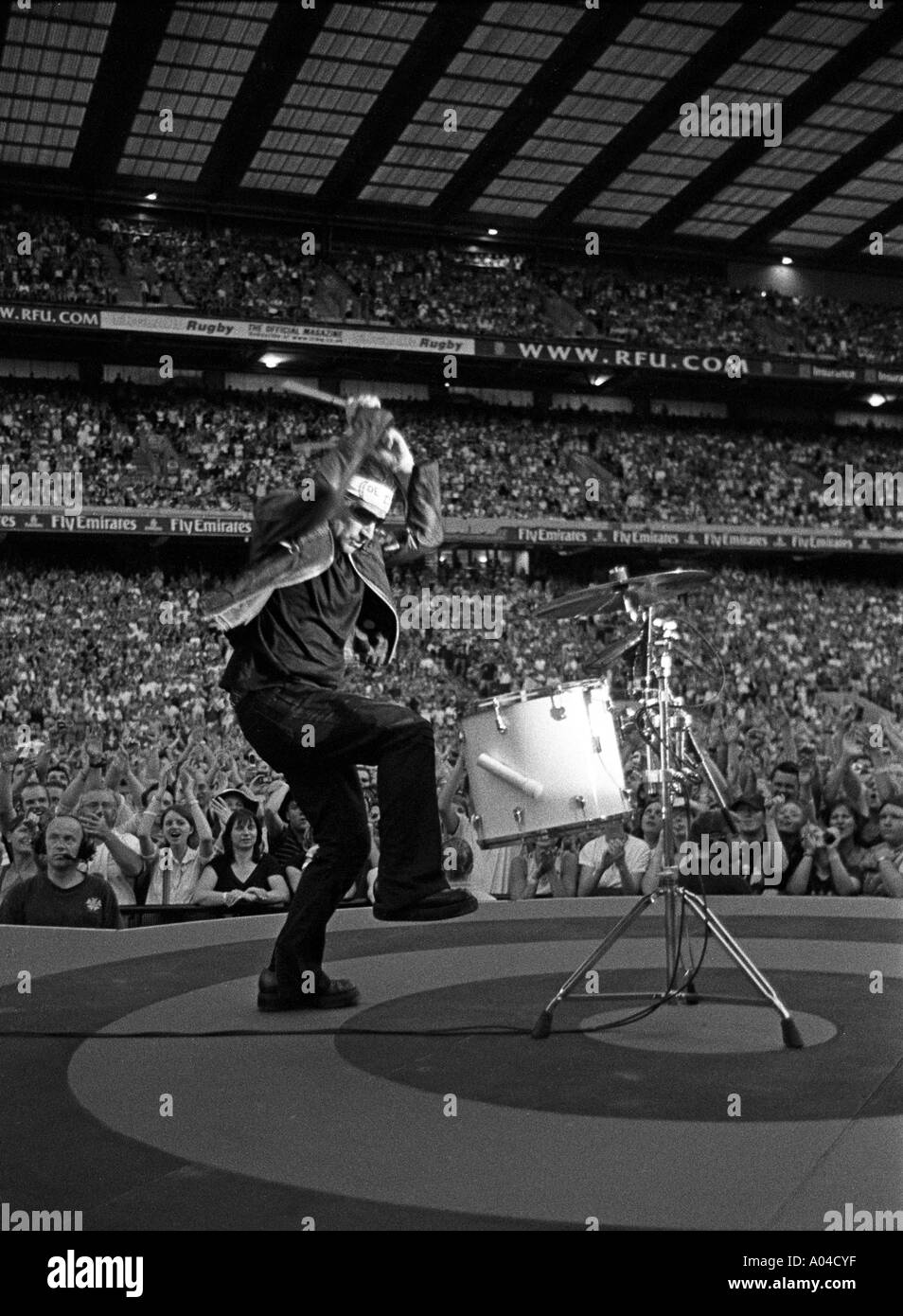 Bono giocando da solo sui tamburi sul Vertigo Tour durante la canzone di amore e di pace Foto Stock
