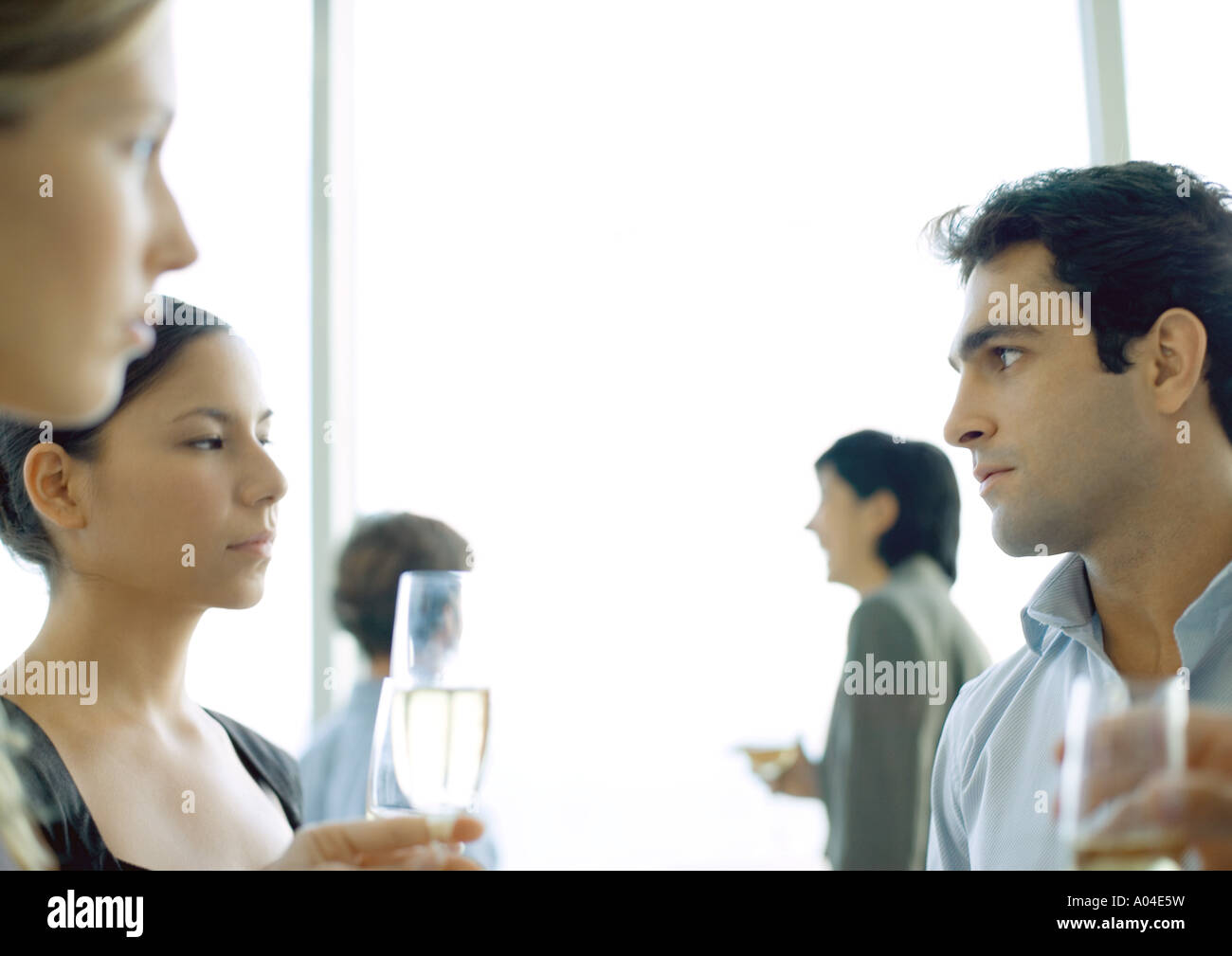 Ufficio partito, l uomo e la donna vistosa a ciascun altro Foto Stock
