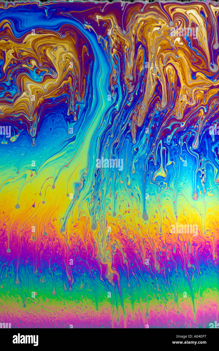 Colorata soap bubble film che mostra i colori psichedelici di interferenza della luce sulla superficie Foto Stock