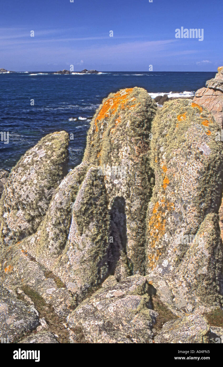 Affioramento di granito e OCEANO ATLANTICO ISOLE SCILLY INGHILTERRA Foto Stock