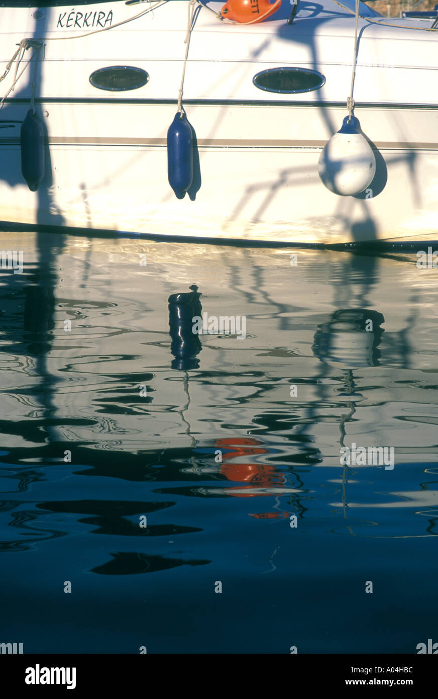 Riflessi di parafanghi in barca Foto Stock