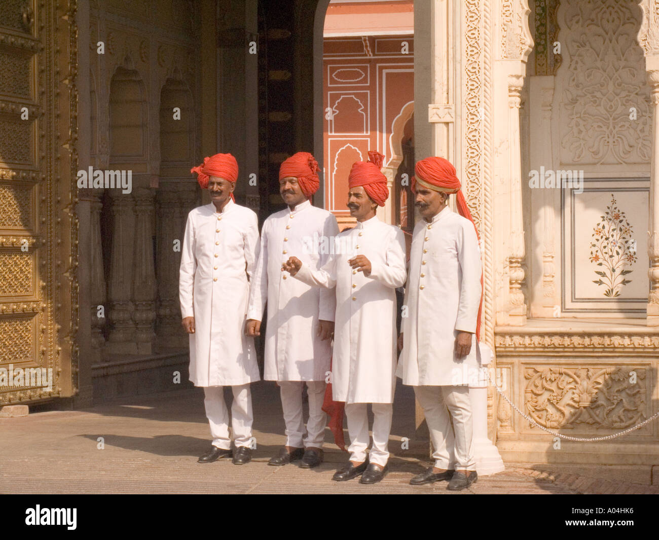 * Il Rajasthan Jaipur India Novembre quattro sul palazzo di città guardie con la loro splendida long baffi Foto Stock