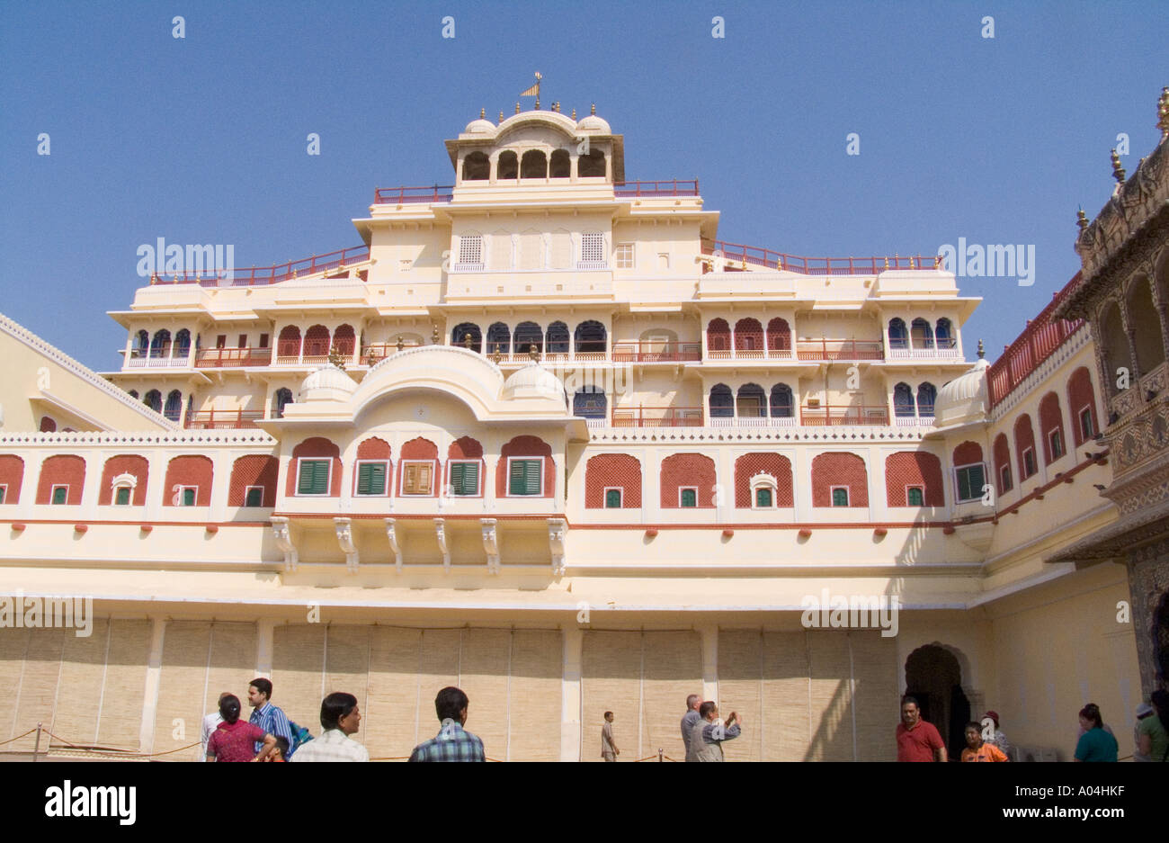 * Il Rajasthan JAIPUR INDIA ASIA Novembre Il Chandra Mahal residenza dei Maharaja sorge maestosamente sopra il cortile di Pavone Foto Stock