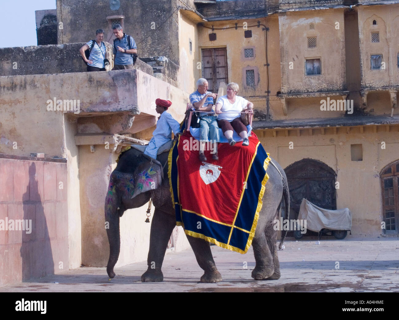 * Il Rajasthan Jaipur India Novembre turisti su un elefante i taxi arrivano a Jaleb Chauk un cortile giardino dell'Amber Fort Foto Stock