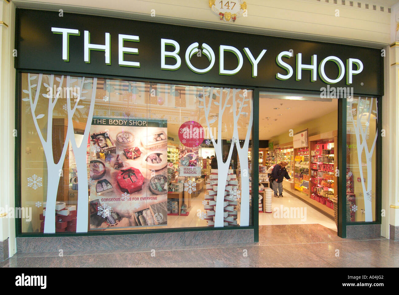 Il Body Shop store Trafford Centre Regno Unito Regno Unito Inghilterra  Europa GB Gran Bretagna UE Unione Europea Foto stock - Alamy