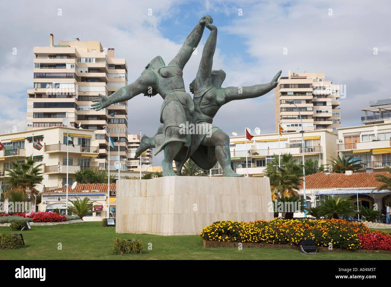 Torremolinos Costa del Sol Malaga Provincia Spagna Statua di Pablo Picasso dipinto due donne correre sulla spiaggia Foto Stock