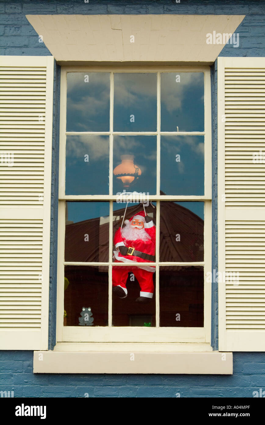 Le decorazioni di Natale nella finestra georgiana il punto di batteria Tasmania Foto Stock