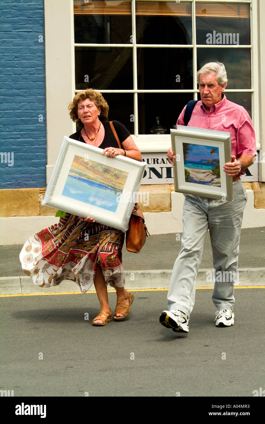 Persone offrendo dipinti per la vendita a livello comunitario mostra d'arte Hobart Tasmania Foto Stock