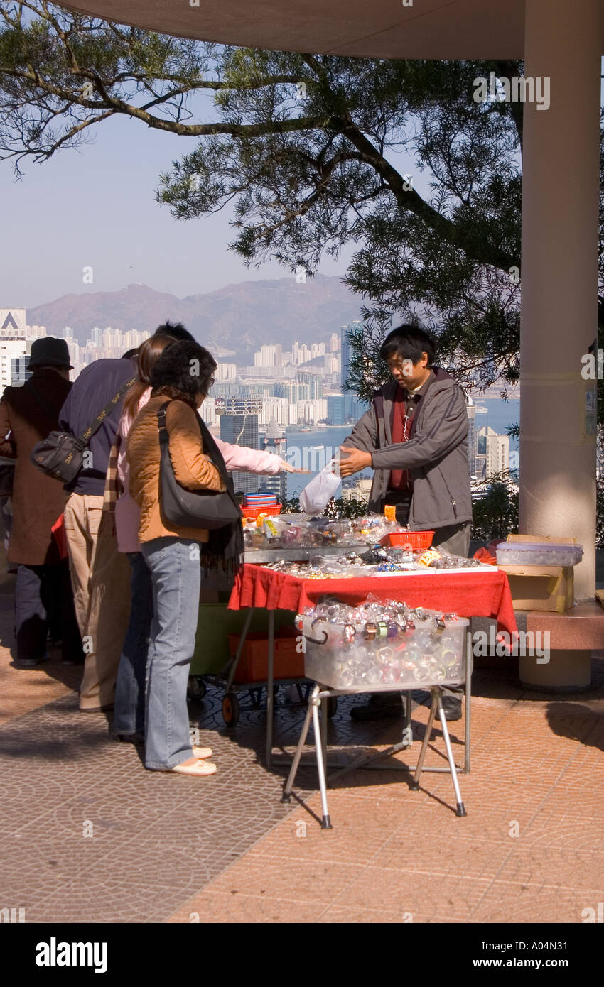 Dh Wan Chai HONG KONG Stubbs Road lookout turisti di acquisto di souvenir del mercato turistico di stallo hawker Foto Stock