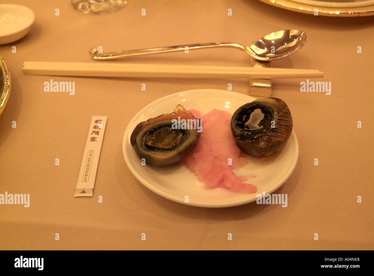 dh Yung Kee ristorante CENTRO DI HONG KONG millenario uova di cavolo sott'uovo chopsticks cucina cinese conserved cibo cina cena cantonese Foto Stock