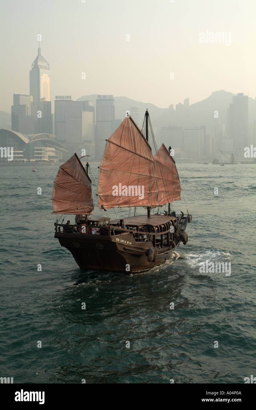 dh Red navigato spazzatura VICTORIA HARBOUR HONG KONG HARBOUR cinese junks barca a vela tradizionale junkboat in cina Foto Stock
