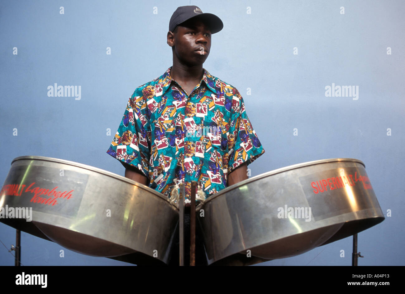 L'uomo gioca in fusti di acciaio prima della Notting Hill Carnevale annuale. Foto Stock