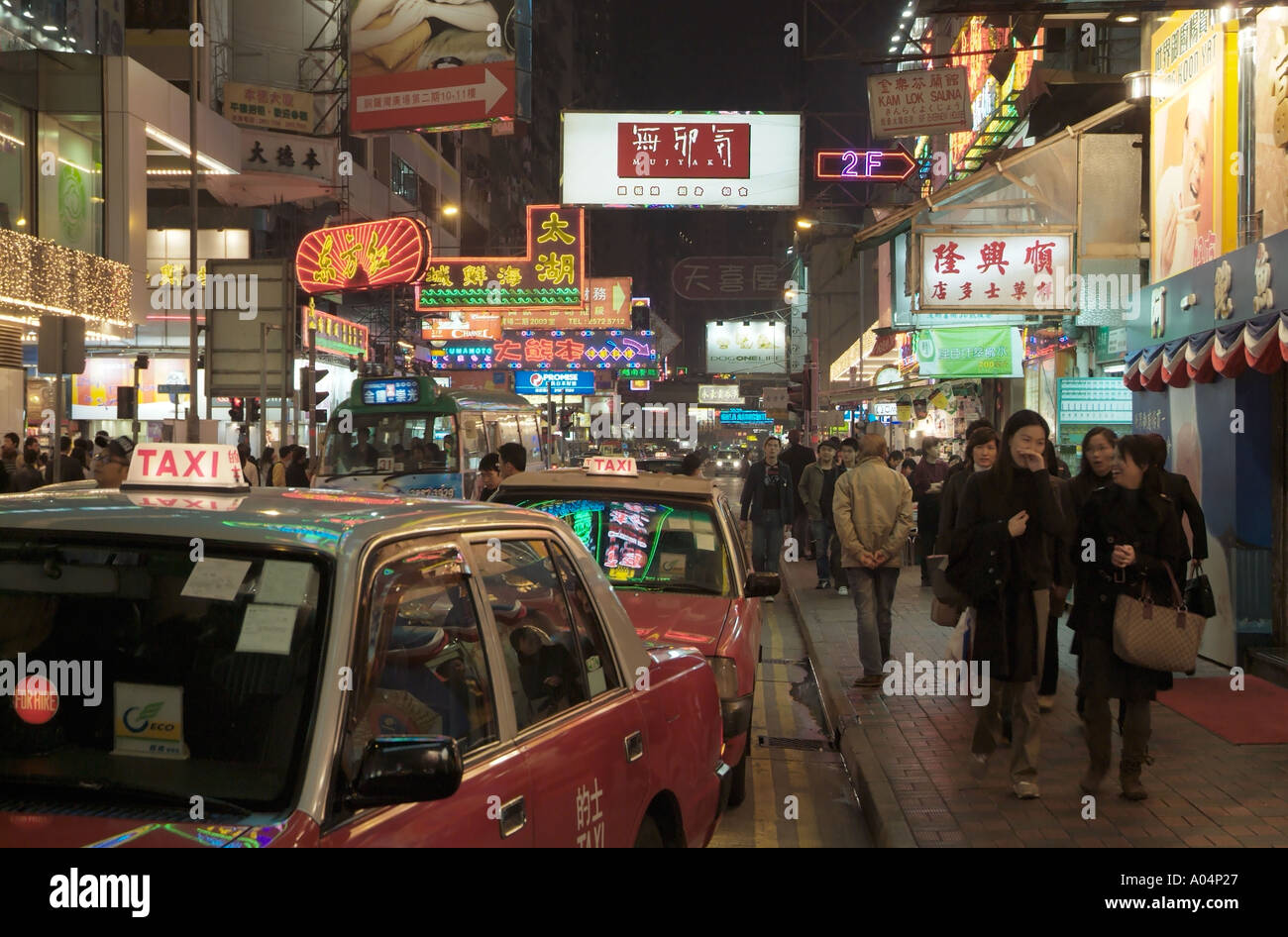 Dh Lockhart Road Causeway Bay Hong Kong Taxi traffico notte shoppers gente di strada strade pedoni Foto Stock