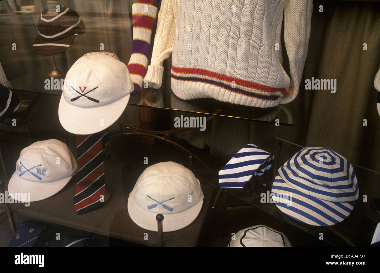 Vetrina del negozio di Eton High Street, negozi che vendono abbigliamento sportivo Eton College, maglione con cappellini a remi, nei colori della casa HOMER SYKES del 1985 1980 Foto Stock