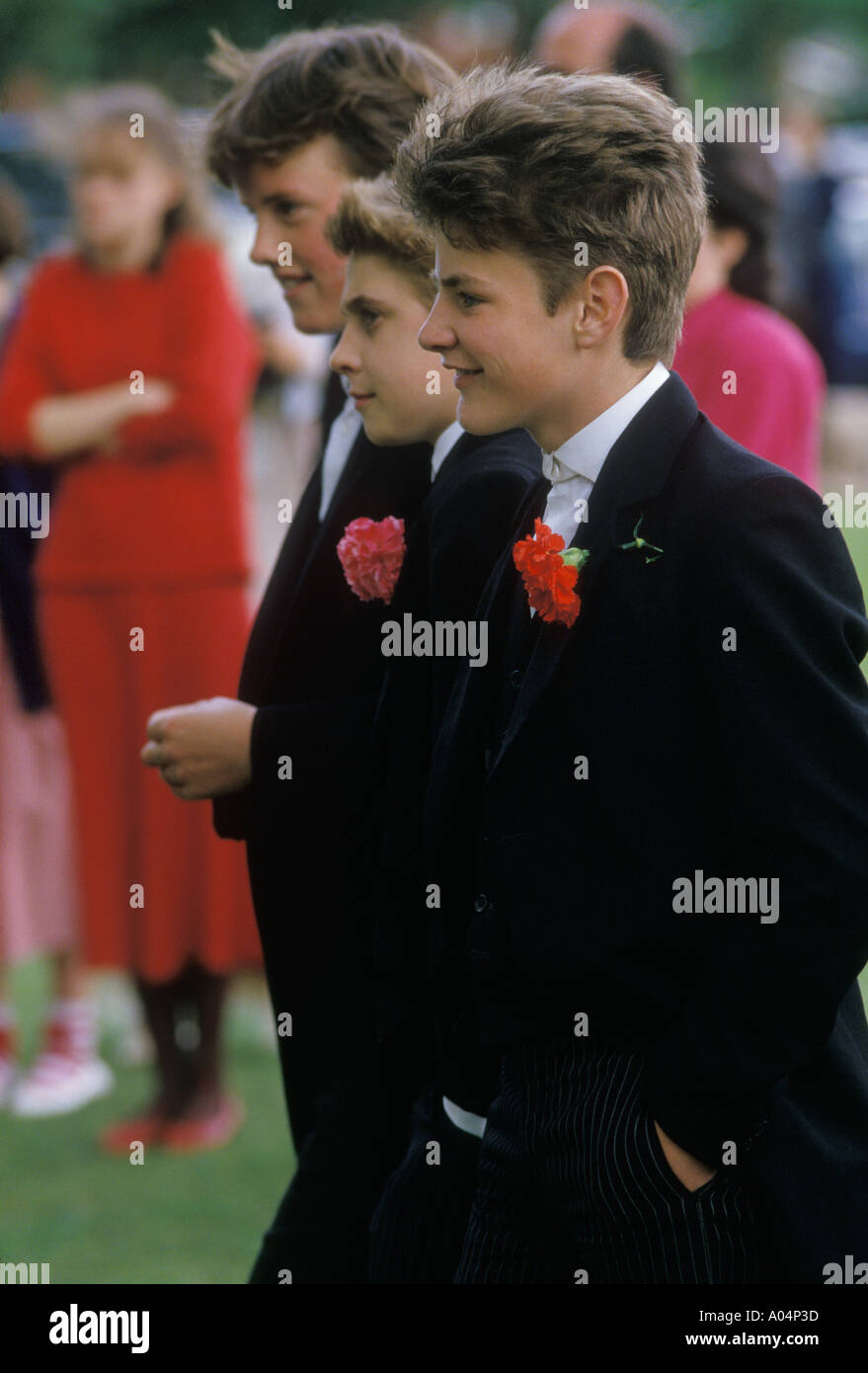 Ragazzi adolescenti della Eton School 1980, 4 giugno Parents Day indossando l'uniforme scolastica dell'Eton College. 1985 Windsor, Berkshire, HOMER SYKES Foto Stock