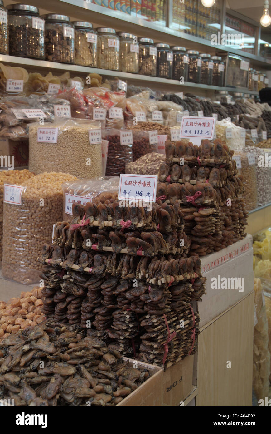 dh Des Voeux Road West SHEUNG WAN HONG KONG Dry negozio di erbe medicina cinese tradizionale cina antico cibo pesce secco esporre le officine di riparazione del punto vendita Foto Stock