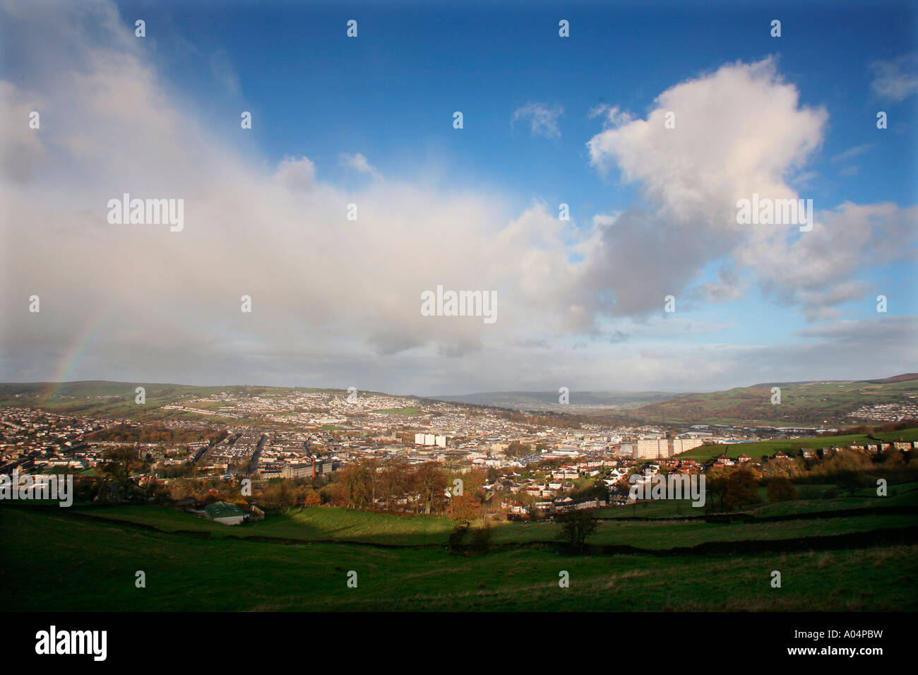 Keighley, West Yorkshire con la Pennine colline dietro Foto Stock