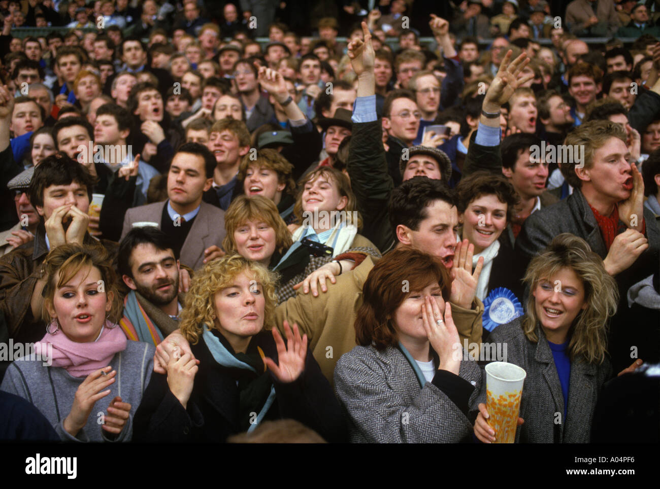 University Students 1980 UK Oxford / Cambridge University Varsity Rugby Union match Twickenham London. Studenti di Cambridge che hanno 1985 HOMER SYKES Foto Stock
