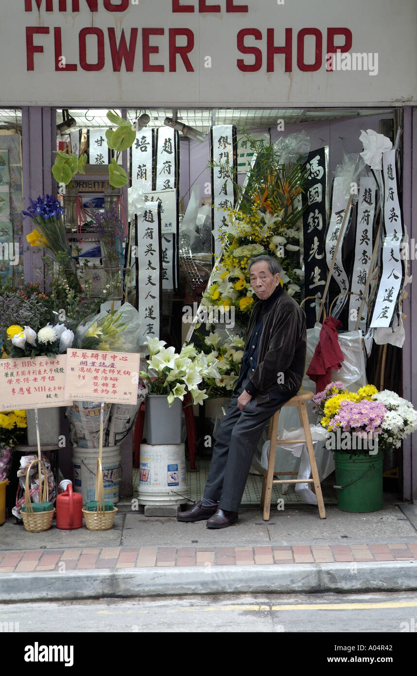 dh Pund Street SHEUNG WAN HONG KONG tradizionale funerale cinese fioraio e negoziante fiorista cinese asiatico uomo fiorista Foto Stock