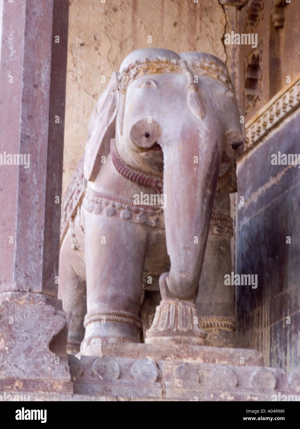 ORCHHA MADHYA PRADESH INDIA novembre una scultura in pietra di un elefante statua presso l'entrata principale del Jehangir Mahal Palace Foto Stock