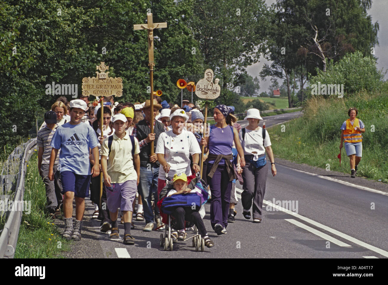 Pellegrinaggio annuale a Czestochowa, pellegrini sulla strada vicino a Makow, Karpathians, Regione di Malopolska, Polonia Foto Stock