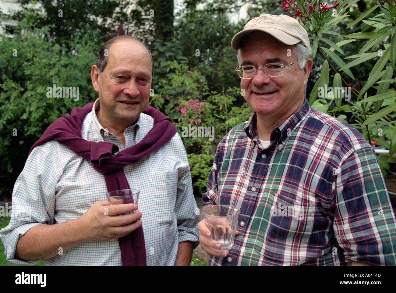 Un americano e un uomo inglese chiacchierando e gustando un drink insieme all'aperto Foto Stock