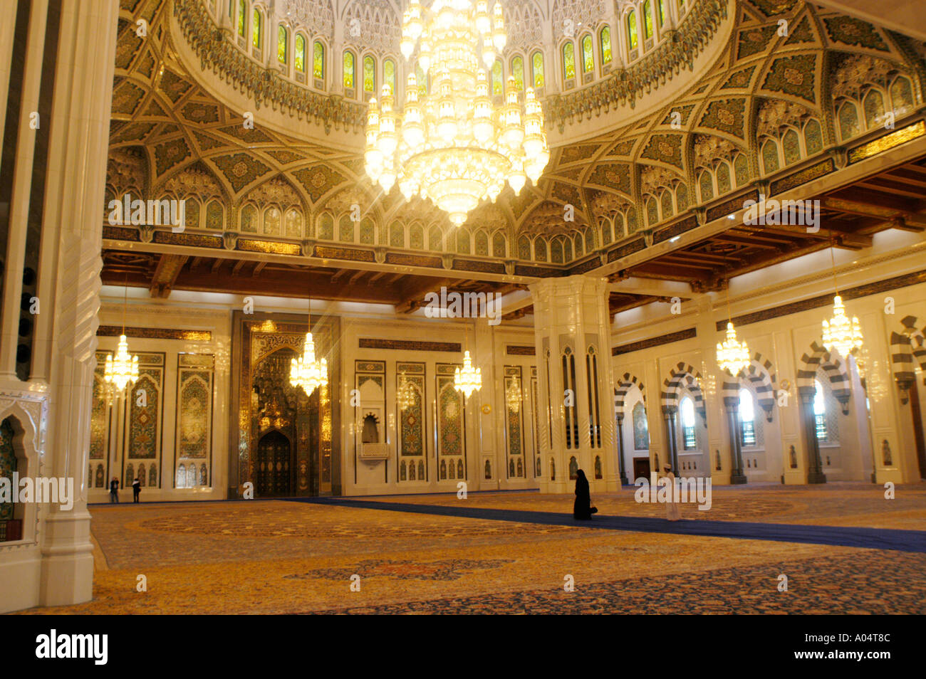 In Oman Muscat. Interno impressionante di Sultan Qaboos Grande moschea. Tappeto  più grande del mondo Foto stock - Alamy