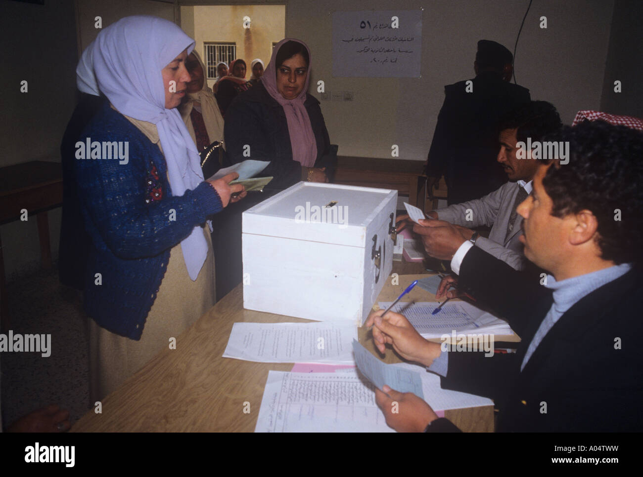 Una donna musulmana che si accinge a votare a elezioni democratiche in Giordania Foto Stock