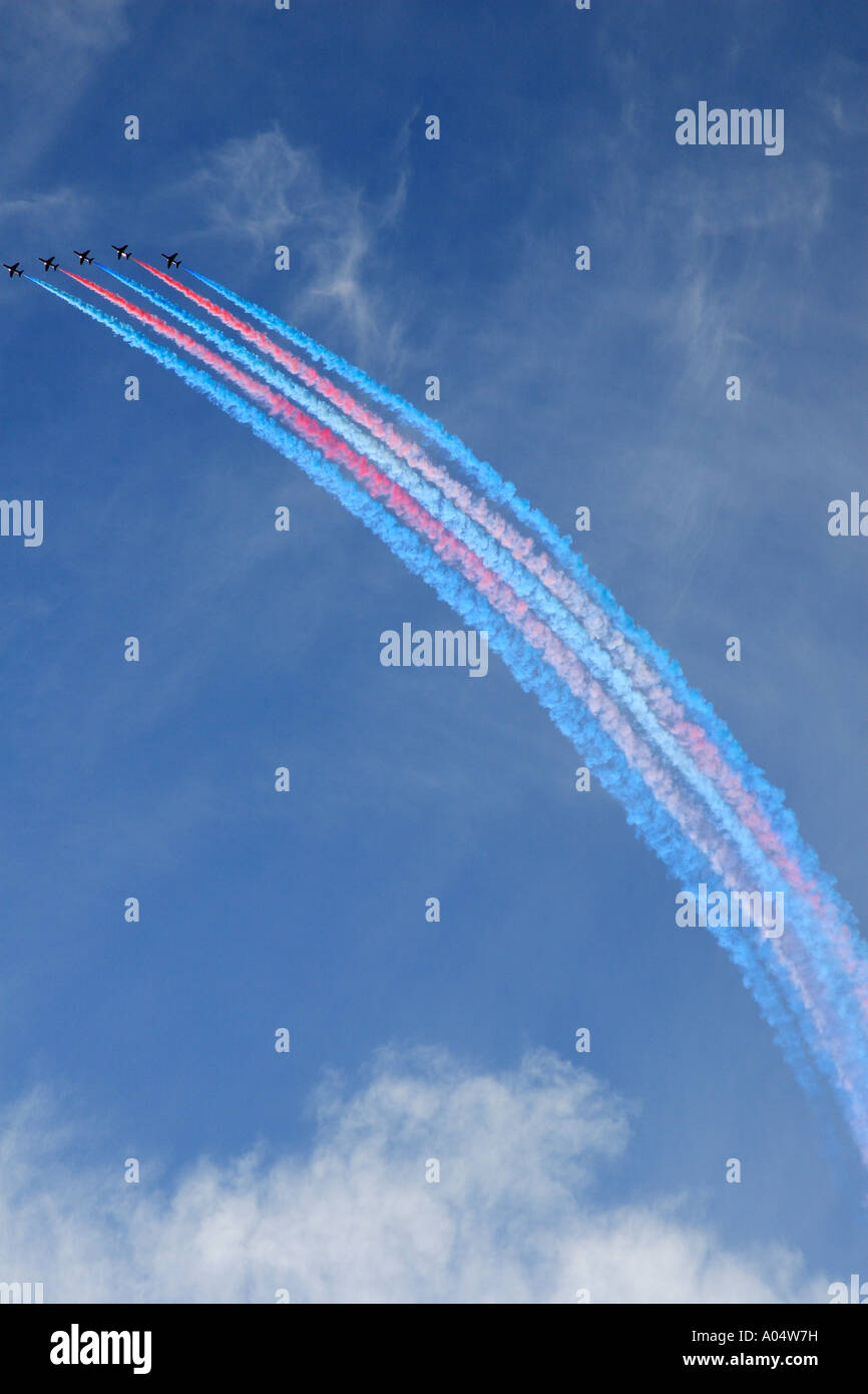 Le frecce rosse trailing rosso bianco fumo blu salendo verticalmente sopra St Aubins Bay durante la battaglia annuale della Gran Bretagna display aria Foto Stock