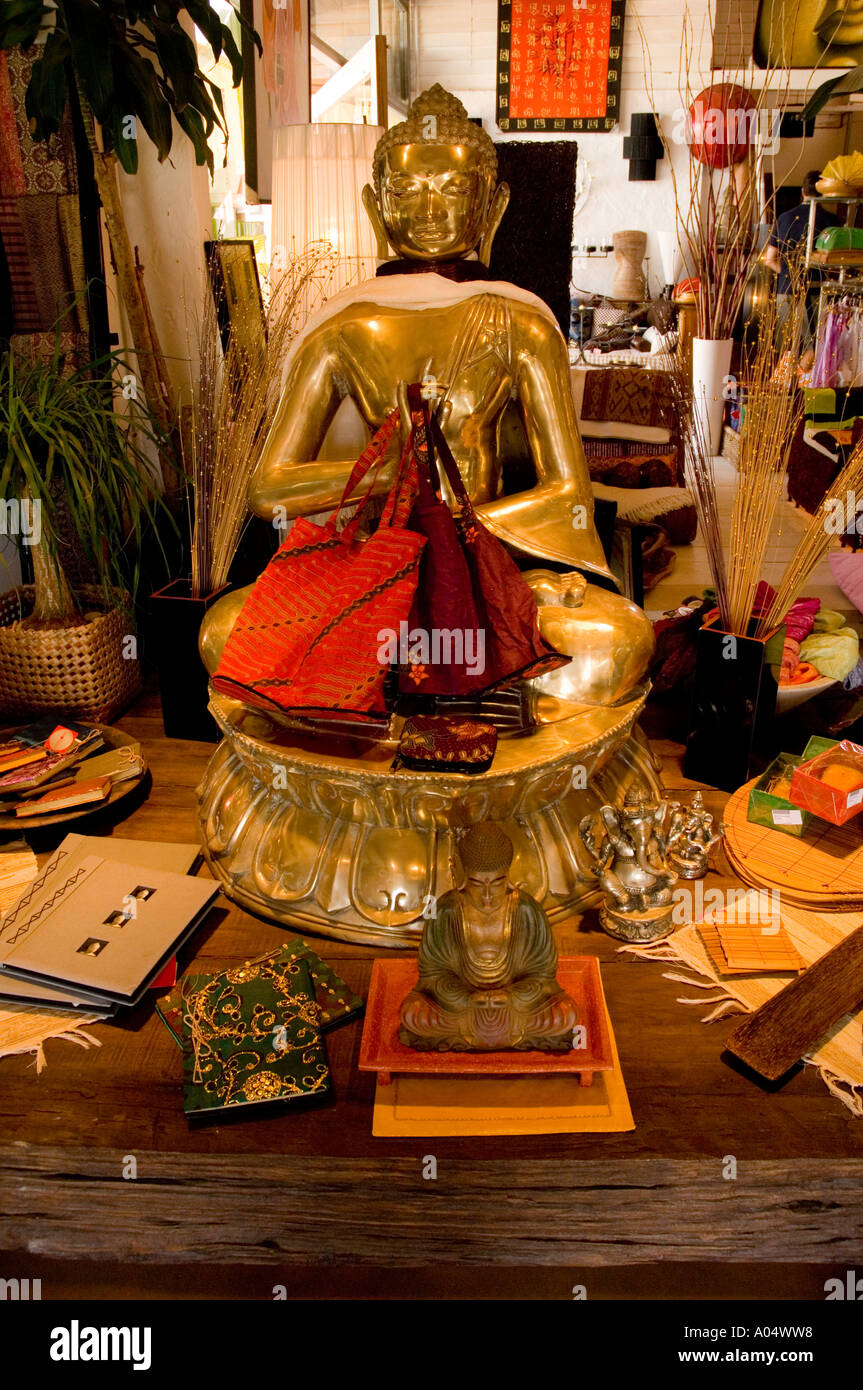 Etnica Display interno con un Buddha d'oro di pezzo centrale Foto Stock